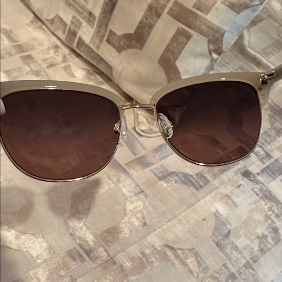 Maui Jim Lokelani Women's Sunglasses - Cream and Gold - Picture 3 of 4